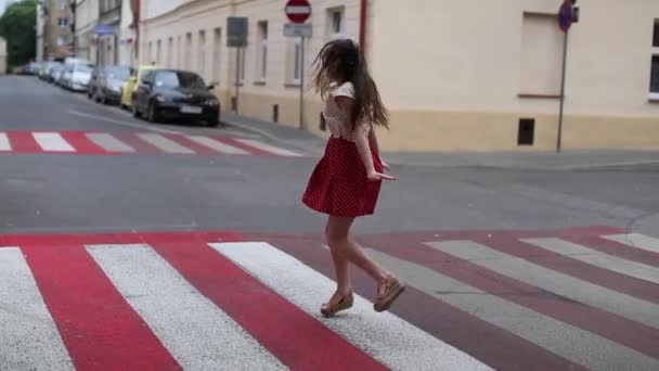 Милая девочка-подросток наслаждается музыкой в наушниках — стоковое видео