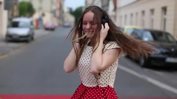 Linda chica adolescente disfrutando de la música en los auriculares — Vídeo de stock