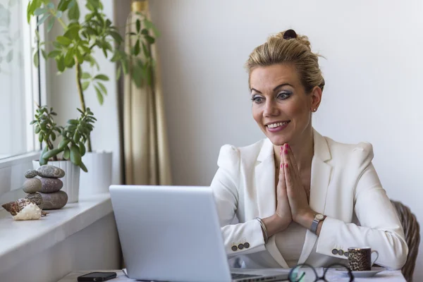 Young business woman — Stock Photo, Image