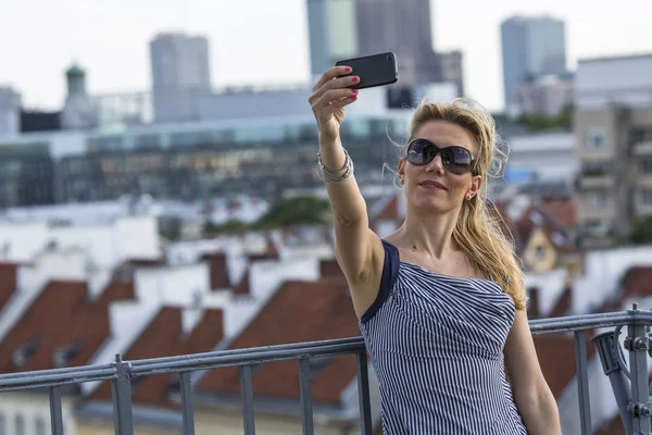 Jonge aantrekkelijke vrouw maken selfie — Stockfoto