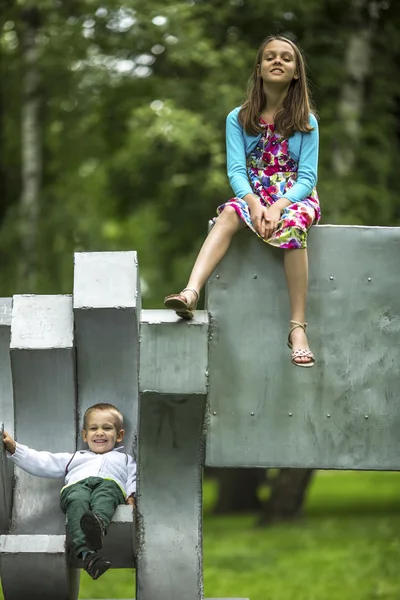 Kleiner Junge mit seiner älteren Schwester — Stockfoto