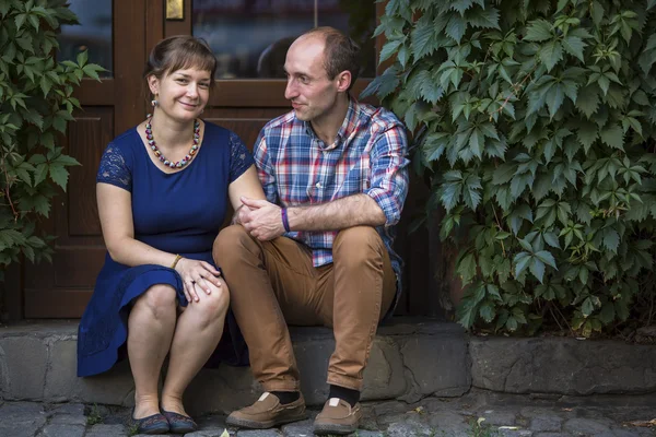 Verliebtes Paar sitzt auf Treppe — Stockfoto