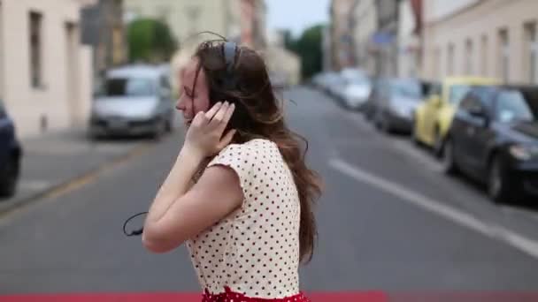 Linda chica escuchando música en auriculares — Vídeo de stock