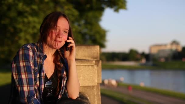 Leuk meisje praten op mobiele telefoon — Stockvideo