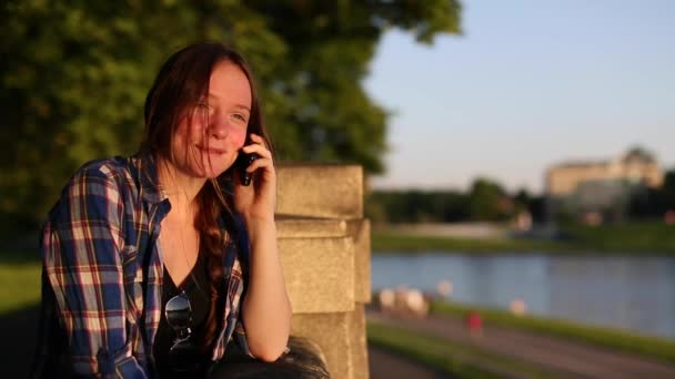 mignonne fille parler sur téléphone mobile 