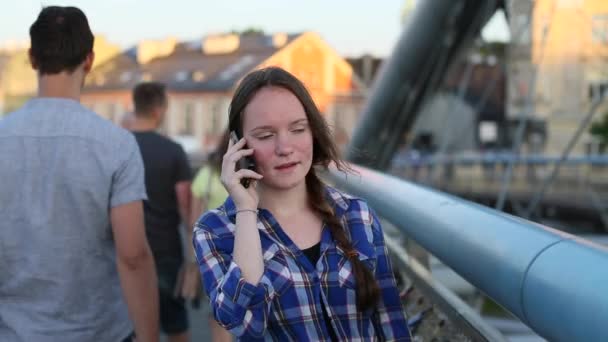 Menina adolescente falando no telefone celular . — Vídeo de Stock