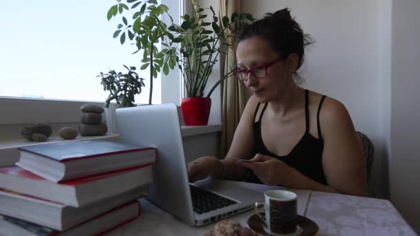 Jonge vrouw werkt op laptop — Stockvideo