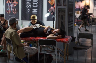 People make tattoos at Tattoo Convention
