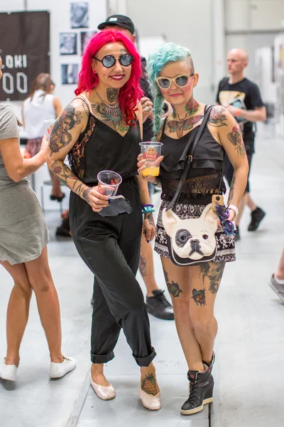 Неизвестные участники Международной конвенции по татуировке — стоковое фото
