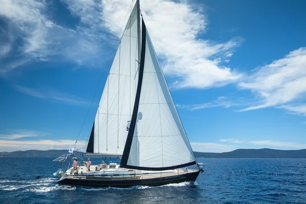 Sailboat participates in sailing regatta — Zdjęcie stockowe