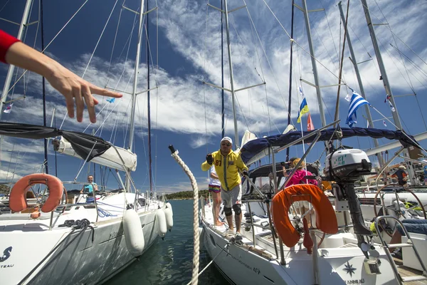 Segler nehmen an Segelregatta teil — Stockfoto