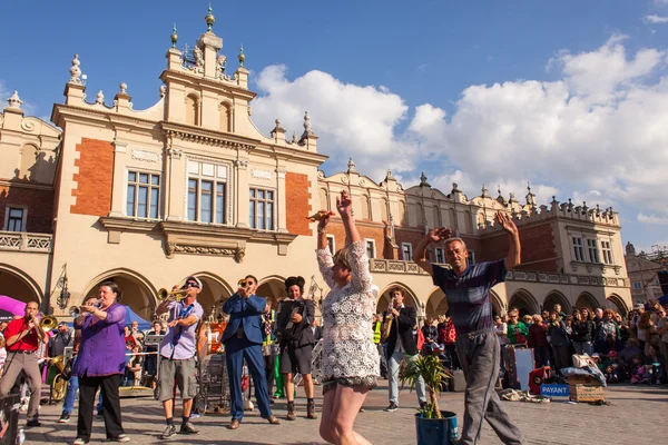 Účastníci na mezinárodním festivalu divadel Street — Stock fotografie