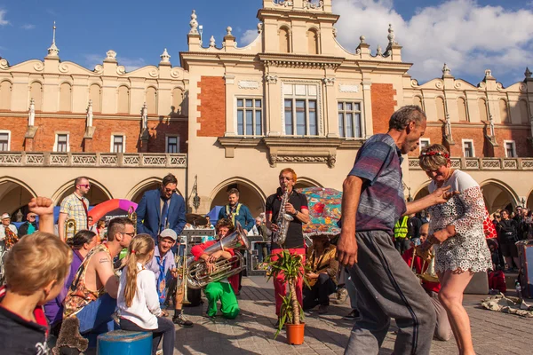 Účastníci na mezinárodním festivalu divadel Street — Stock fotografie