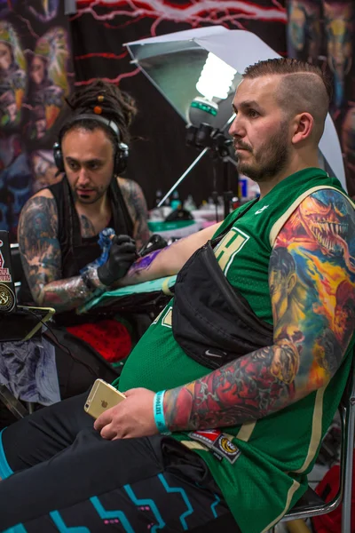 Les gens font des tatouages à la convention de tatouage — Photo