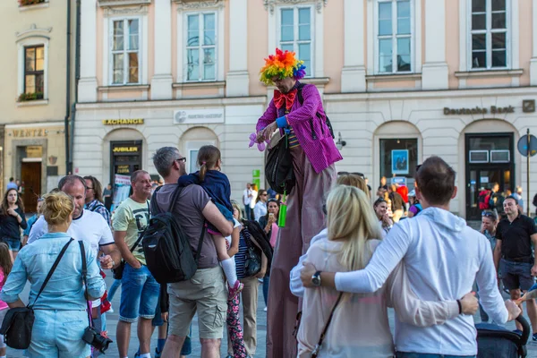 ストリート劇場の国際的な祝祭の参加者 — ストック写真