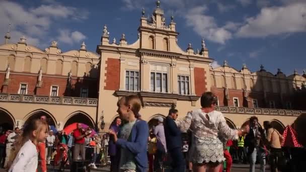 Internationales Straßentheaterfestival in Krakau — Stockvideo