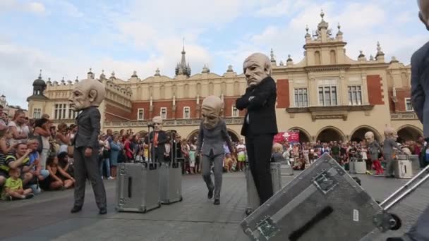 Účastníci na mezinárodním festivalu divadel Street — Stock video