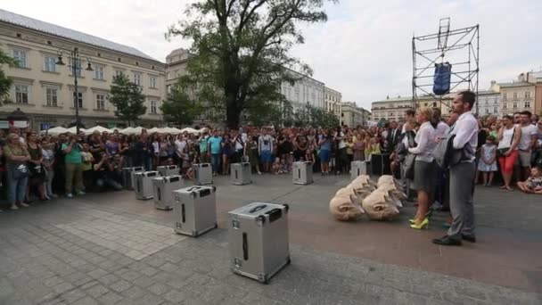 Deelnemers aan internationale Festival van straat theaters — Stockvideo