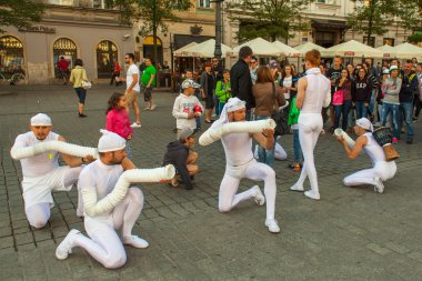 Sokak tiyatroları Festivali, kimliği belirsiz katılımcıları