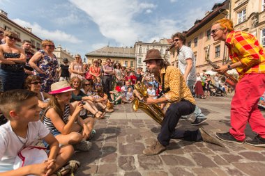 Katılımcılar sokak tiyatroları Uluslararası Festivali