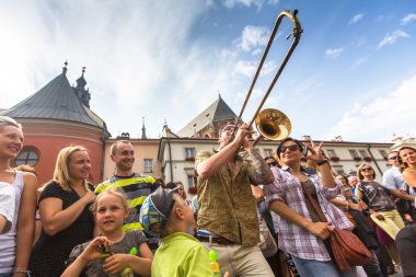 Katılımcılar sokak tiyatroları Uluslararası Festivali