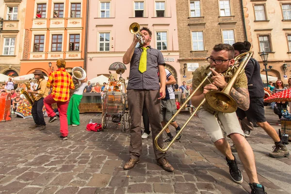 Uczestnicy międzynarodowego festiwalu teatrów Street — Zdjęcie stockowe