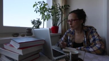 Dizüstü bilgisayarda oturan genç kadın.