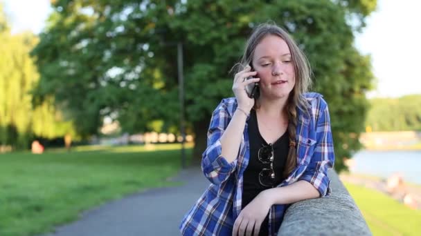 Fiatal lány mobiltelefonon beszél — Stock videók