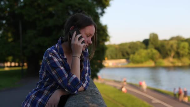 Schattig meisje praten over telefoon — Stockvideo