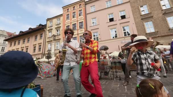 Participantes no Festival Internacional de Teatros de Rua — Vídeo de Stock