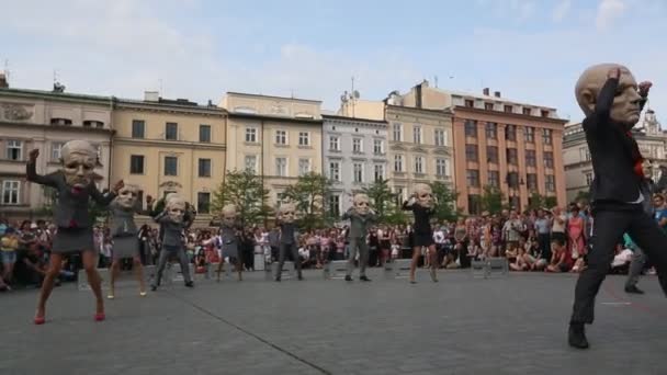 Участники Международного фестиваля уличных театров — стоковое видео