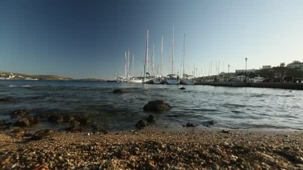Marina de yate en la isla griega — Vídeo de stock