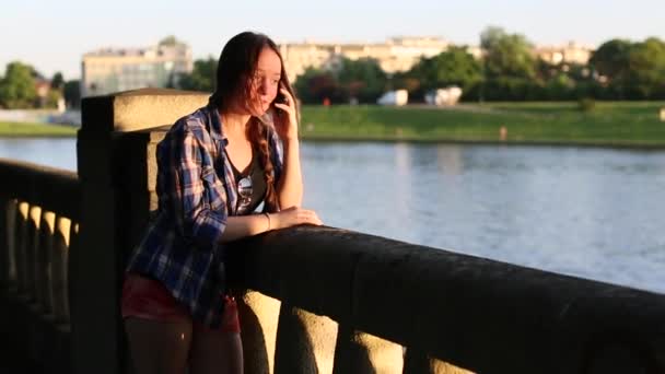Tonårig flicka talar i mobiltelefon — Stockvideo