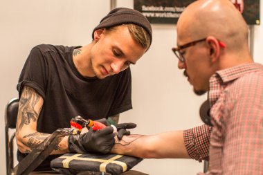 People make tattoos at Tattoo Convention