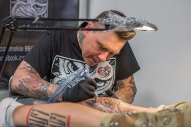 People make tattoos at Tattoo Convention