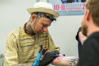 People make tattoos at Tattoo Convention