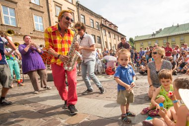 Katılımcılar sokak tiyatroları Uluslararası Festivali