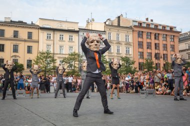 Katılımcılar sokak tiyatroları Uluslararası Festivali