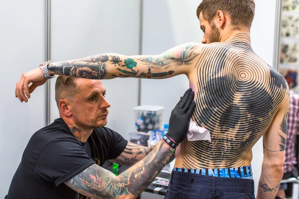 People make tattoos at Tattoo Convention — Stock Photo, Image