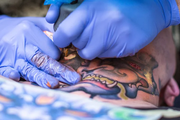 People make tattoos at Tattoo Convention — Stock Photo, Image