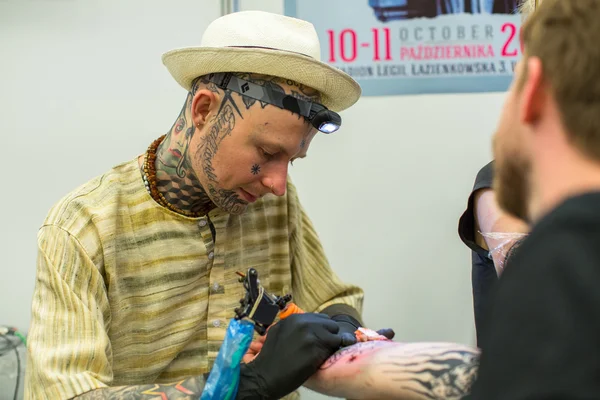 People make tattoos at Tattoo Convention — Zdjęcie stockowe