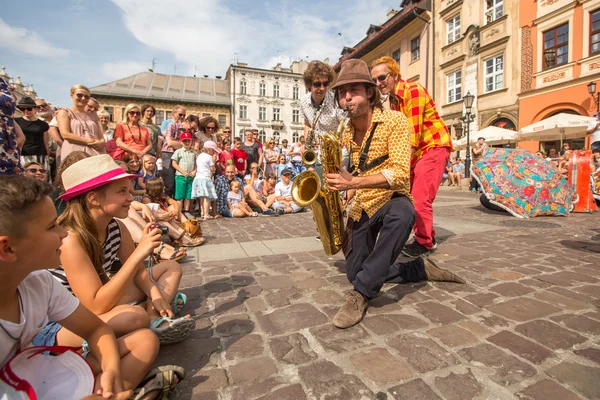 Účastníci na mezinárodním festivalu divadel Street — Stock fotografie