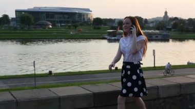 Mobil telefonda konuşurken bir genç kız