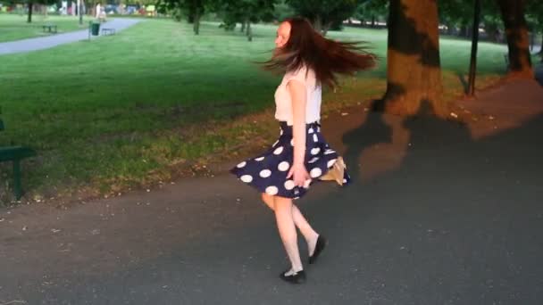 Tiener meisje dansen en spinnen — Stockvideo