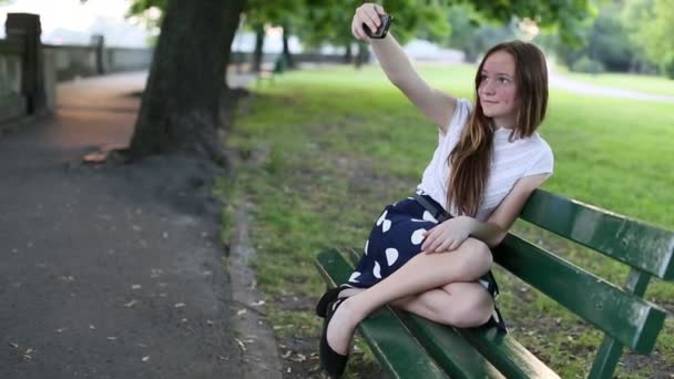 Chica adolescente haciendo selfie con teléfono inteligente — Vídeos de Stock