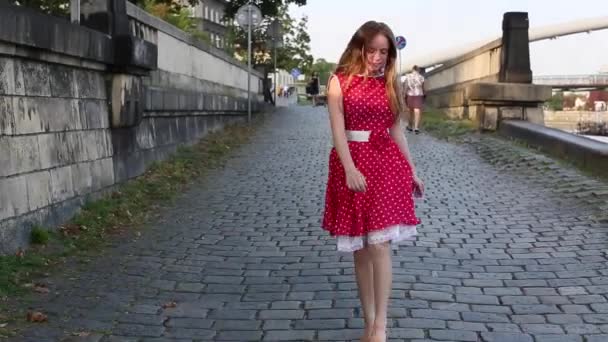 Joven chica bonita en vestido rojo — Vídeo de stock