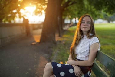 Güzel uzun saçlı kız