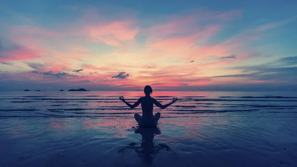 Vrouw doet meditatie — Stockfoto