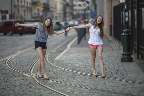 Vriendinnen lopen langs tramrails — Stockfoto