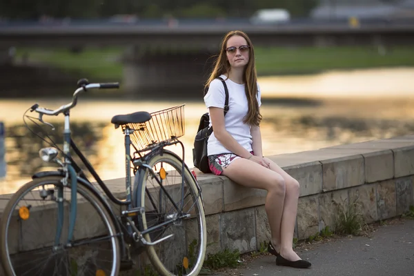 Sevimli genç kız bisikleti ile — Stok fotoğraf